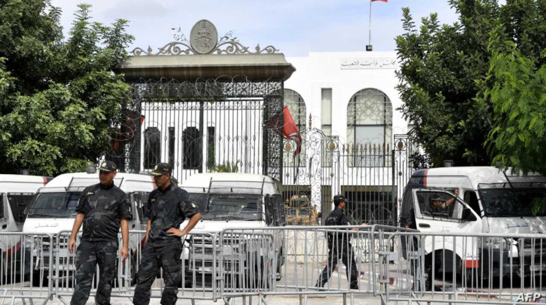 النيابة التونسية تفتح تحقيقاً ضد أكثر من 20 شخصاً.. بينهم شخصيات سياسية ومسؤولون أمنيون سابقون